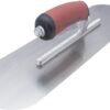 5d8a891ccb7508411c9b9c8f - Múrbúðin Metal plastering/telastic trowel with a brown handle and a small guide rail for spreading mortar or adhesive on a flat surface